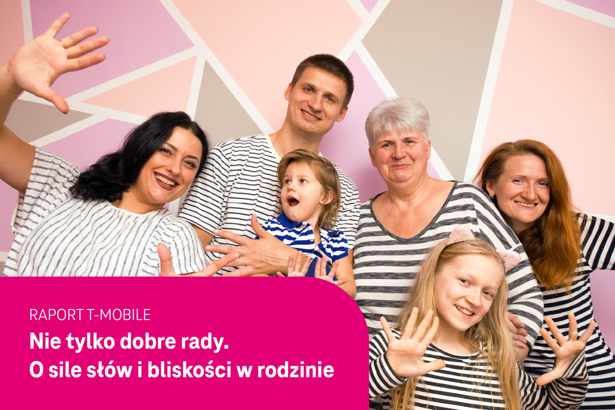 Rozmowy telefoniczne, wiadomości, memy czy emotikony stają się współczesnym językiem bliskości - raport T-Mobile.